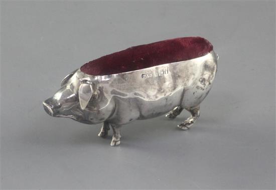 An Edwardian novelty silver pin cushion, modelled as a pig by Cohen & Charles, length 8cm.